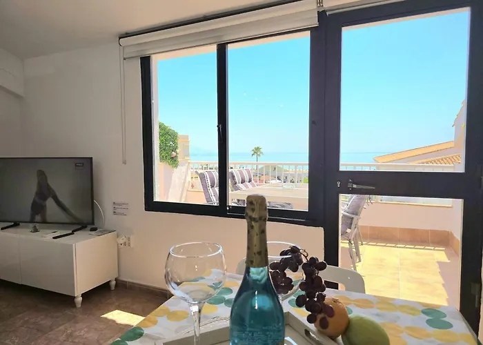 Lidia 2 Front Line Beach, One Bed Торремолинос